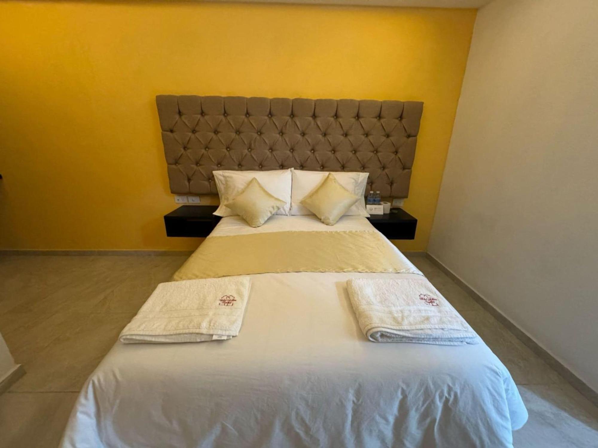 Oyo Hotel Familiar Tollan チョルーラ エクステリア 写真